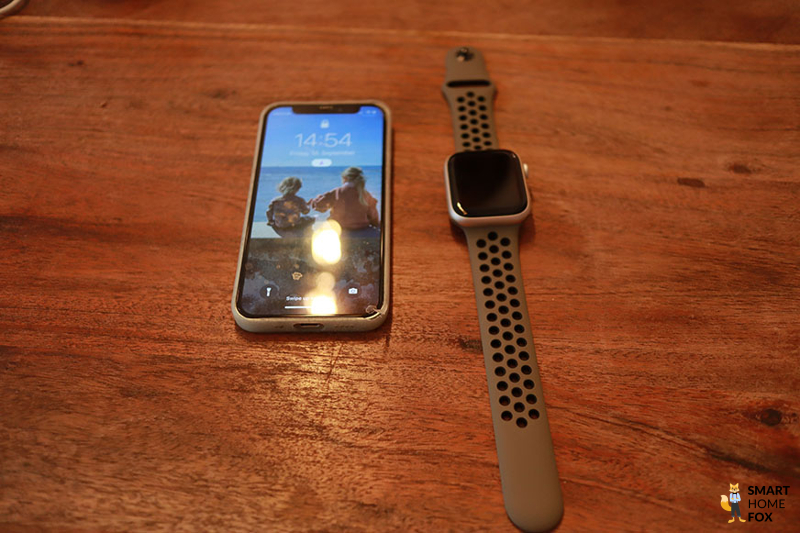 Man sieht die Apple Watch 8 neben einem iPhone.